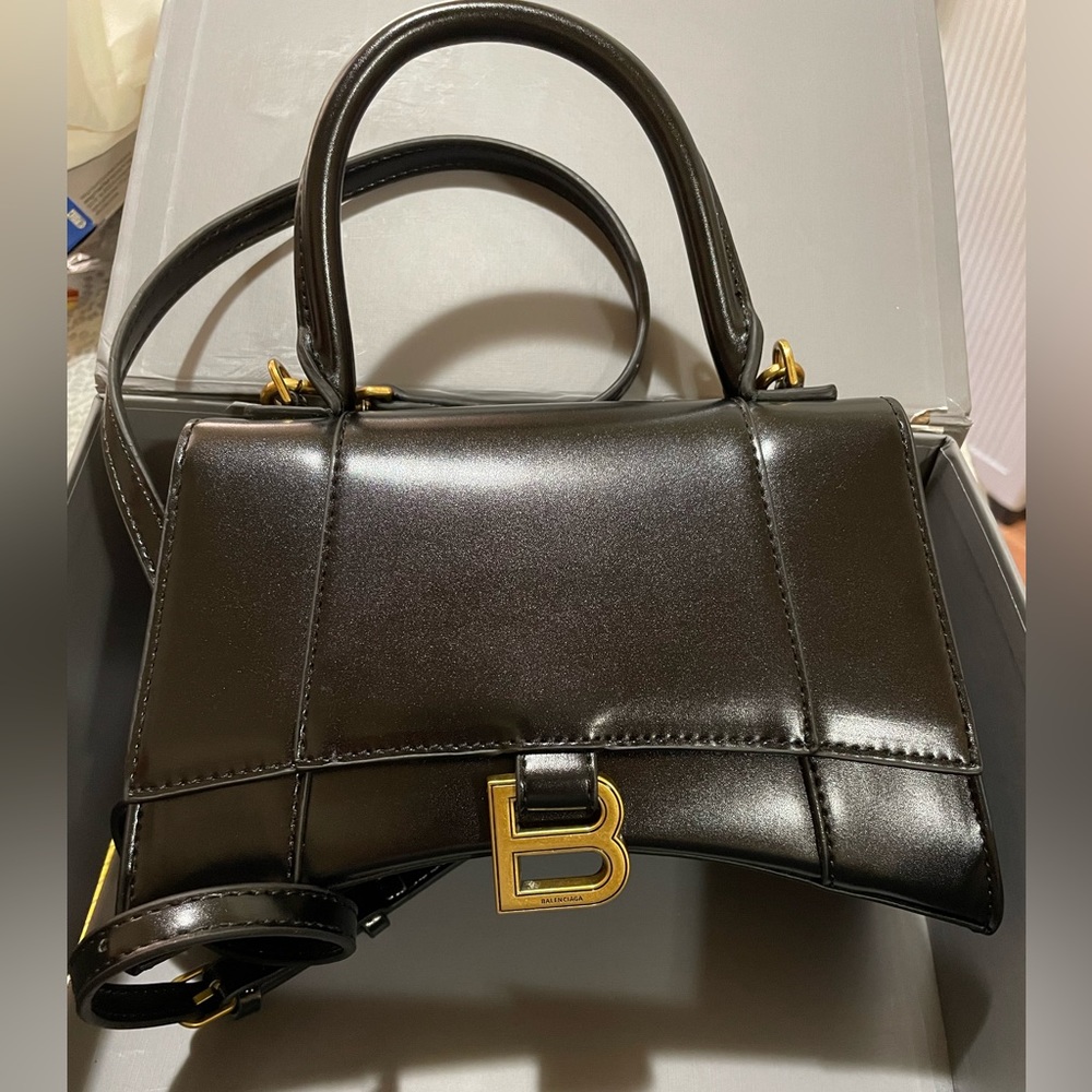 WOMEN'S HOURGLASS SMALL HANDBAG BOX IN BLACK
Balenciaga bag/ crossbody